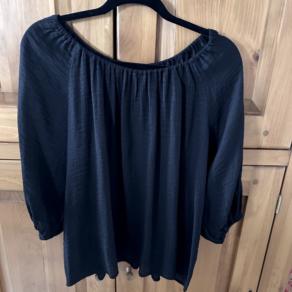 Tahari pheasant style blouse. Lightweight. 3/4 sleeves.